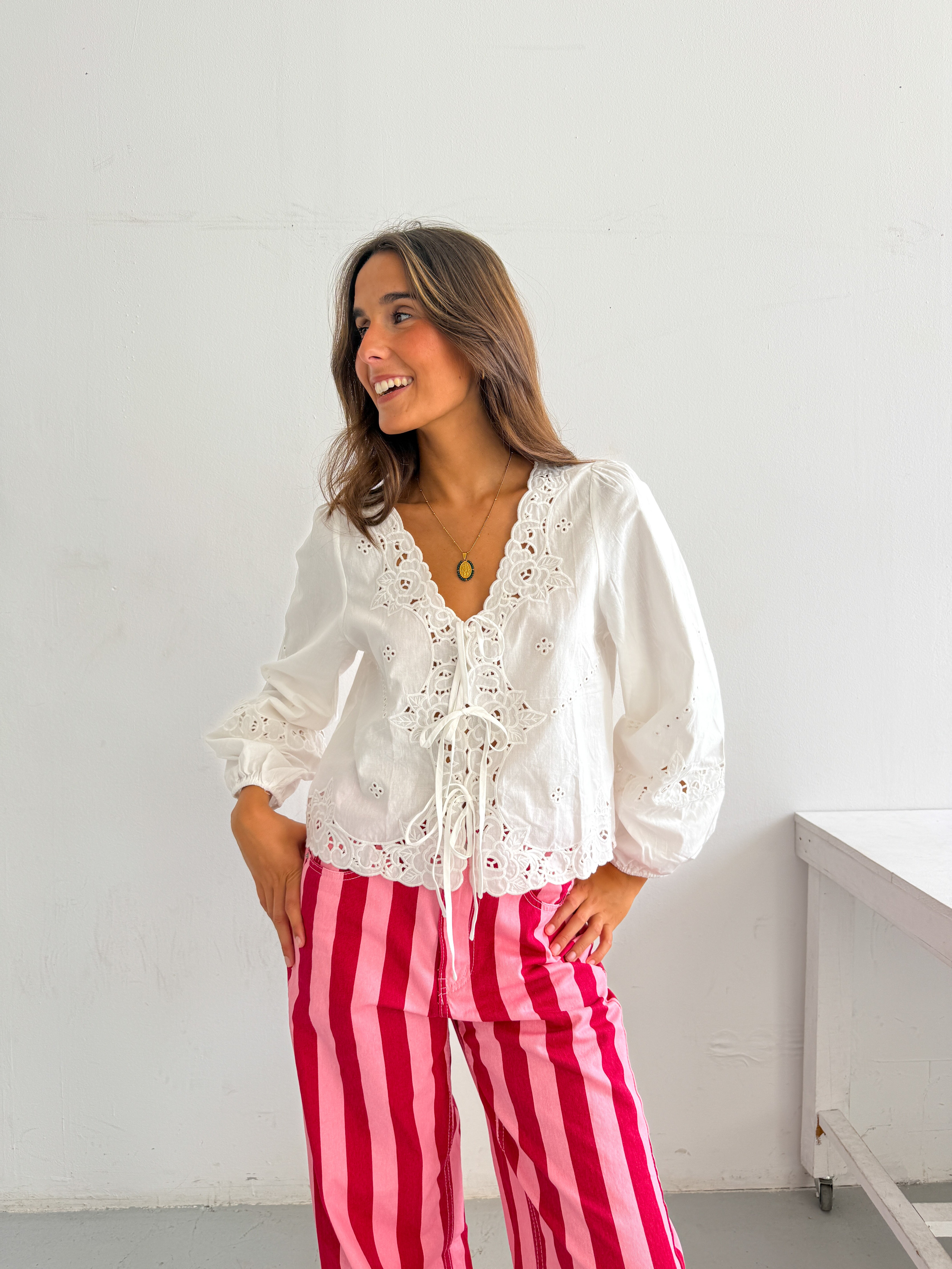 WHITE EMBROIDERY BLOUSE