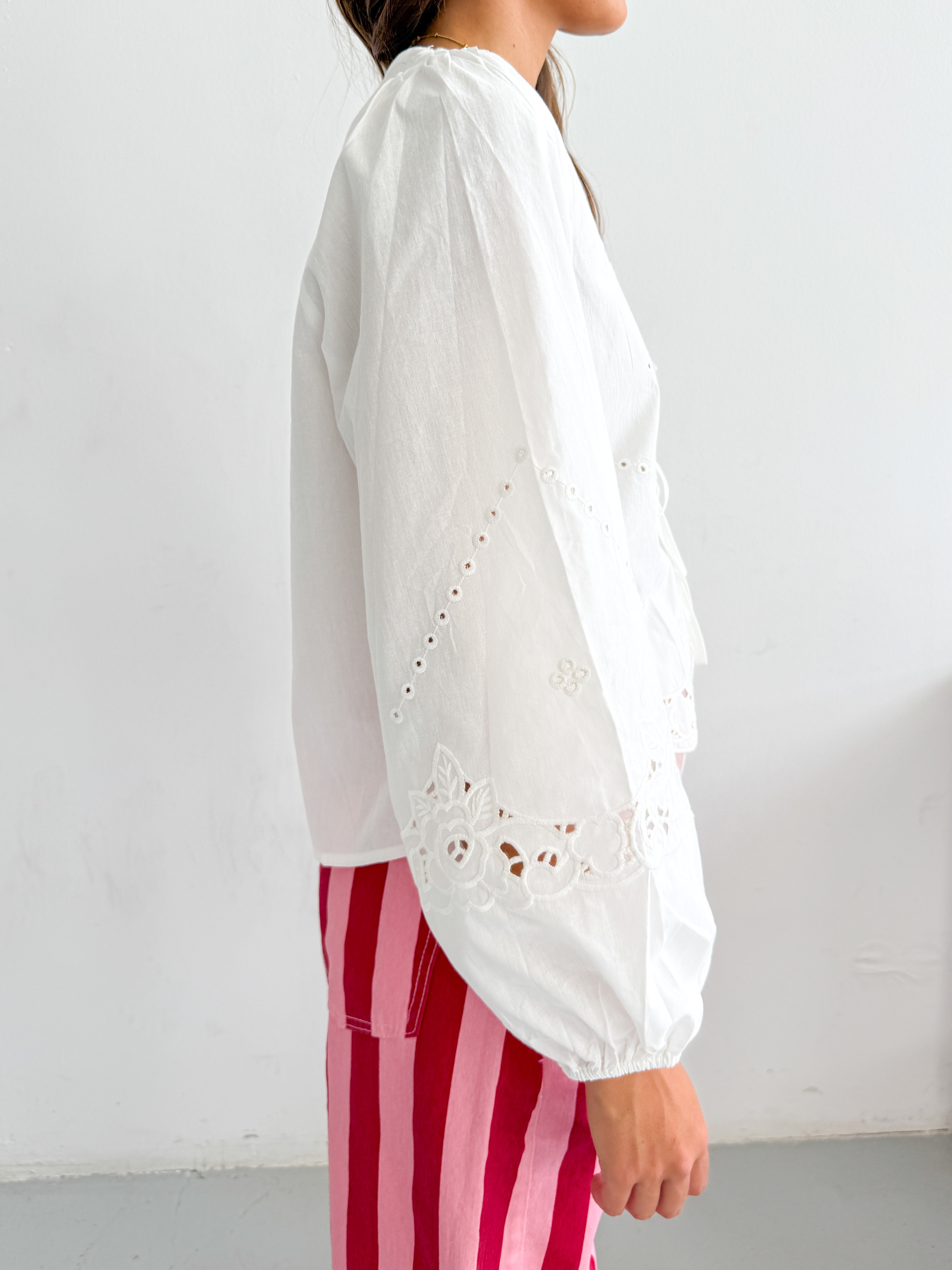 WHITE EMBROIDERY BLOUSE