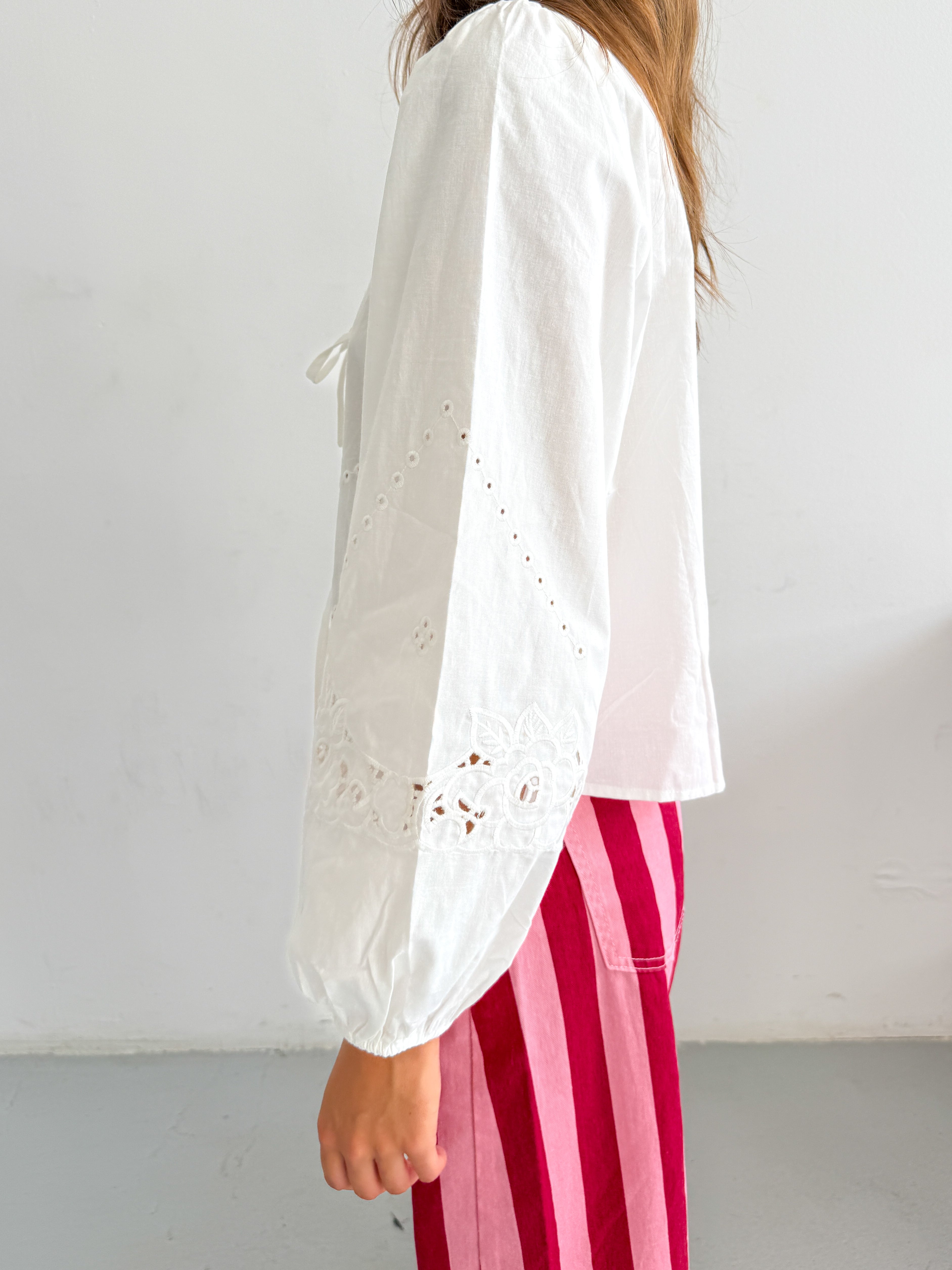 WHITE EMBROIDERY BLOUSE