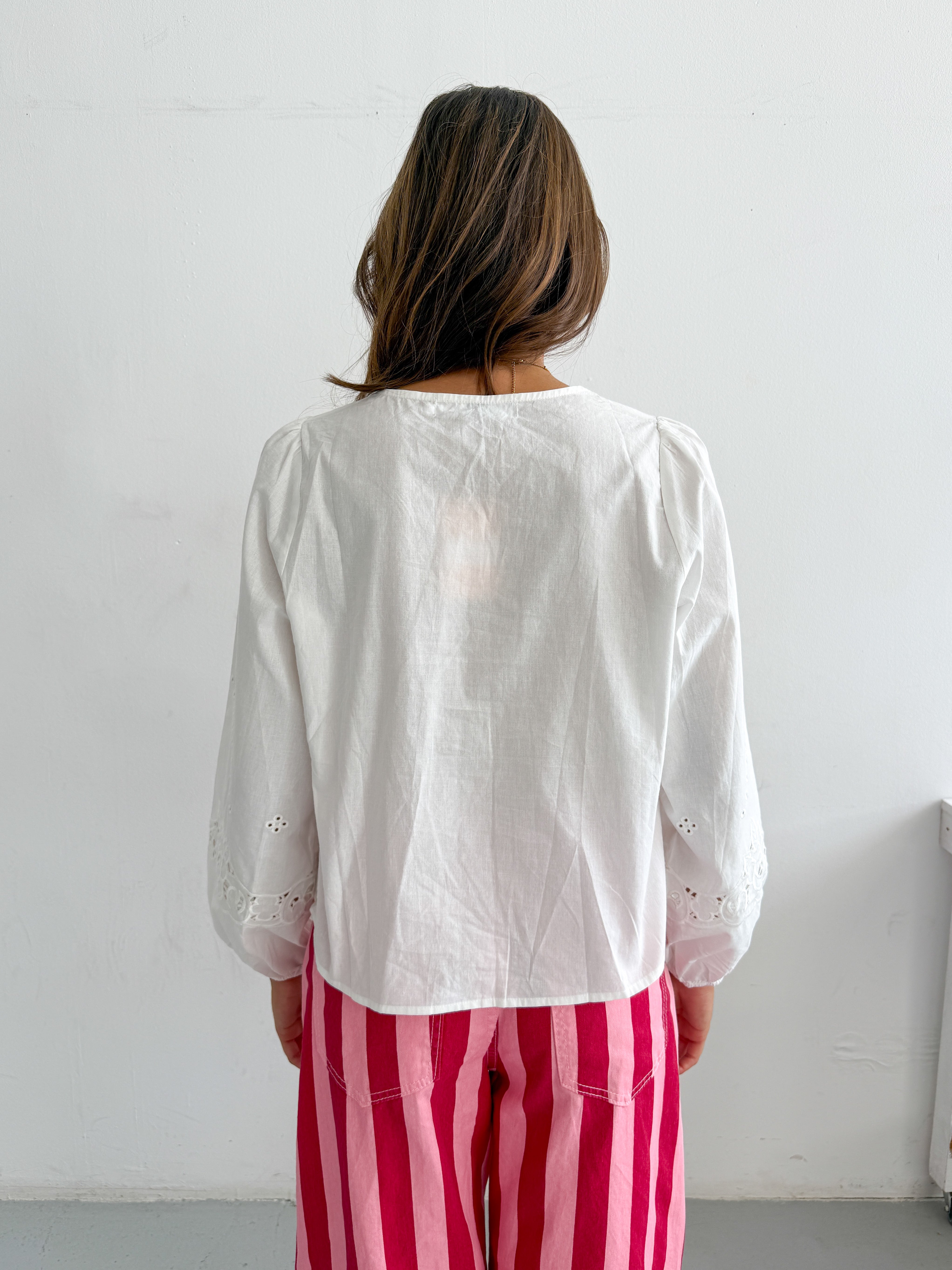 WHITE EMBROIDERY BLOUSE