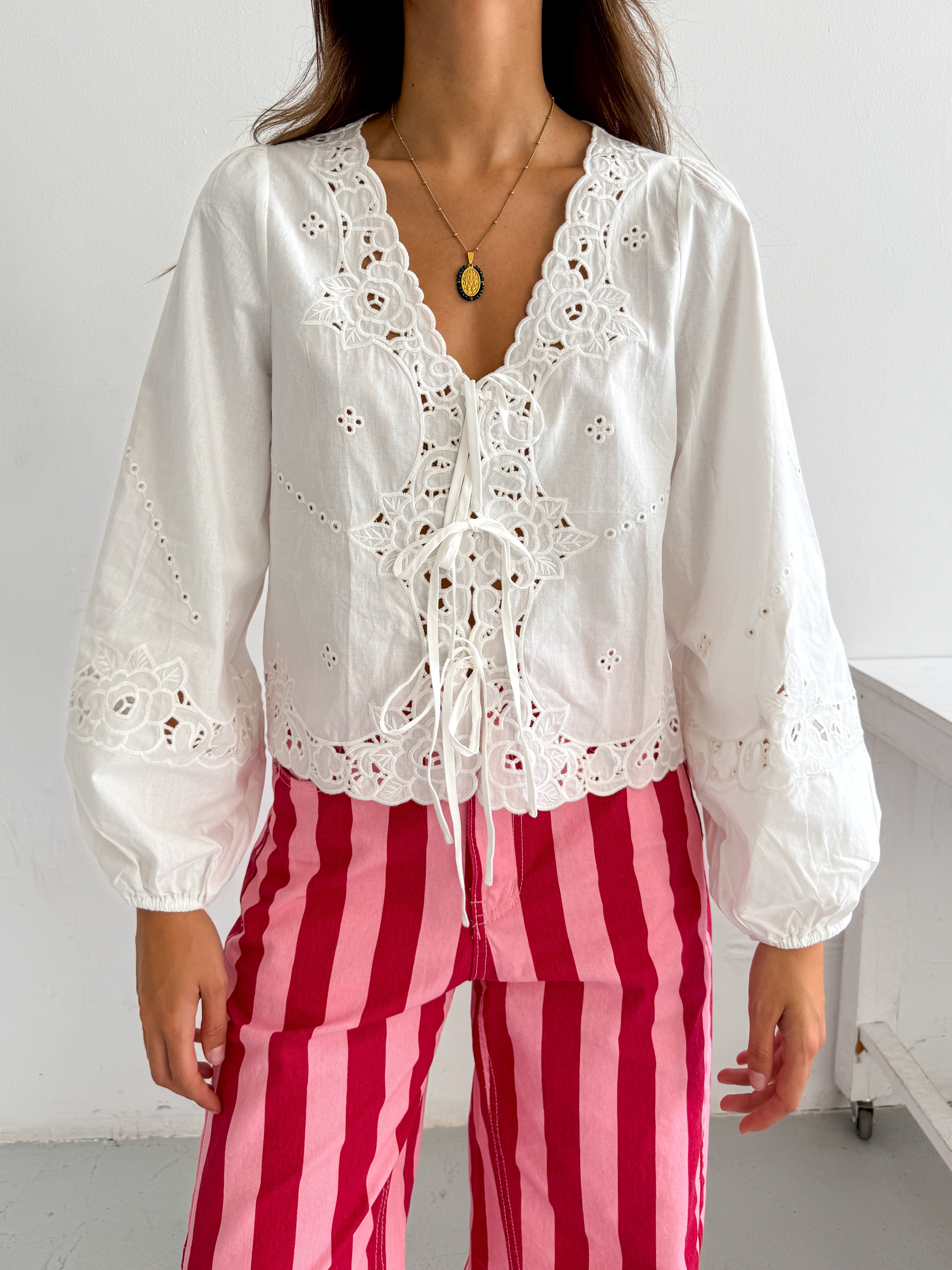 WHITE EMBROIDERY BLOUSE