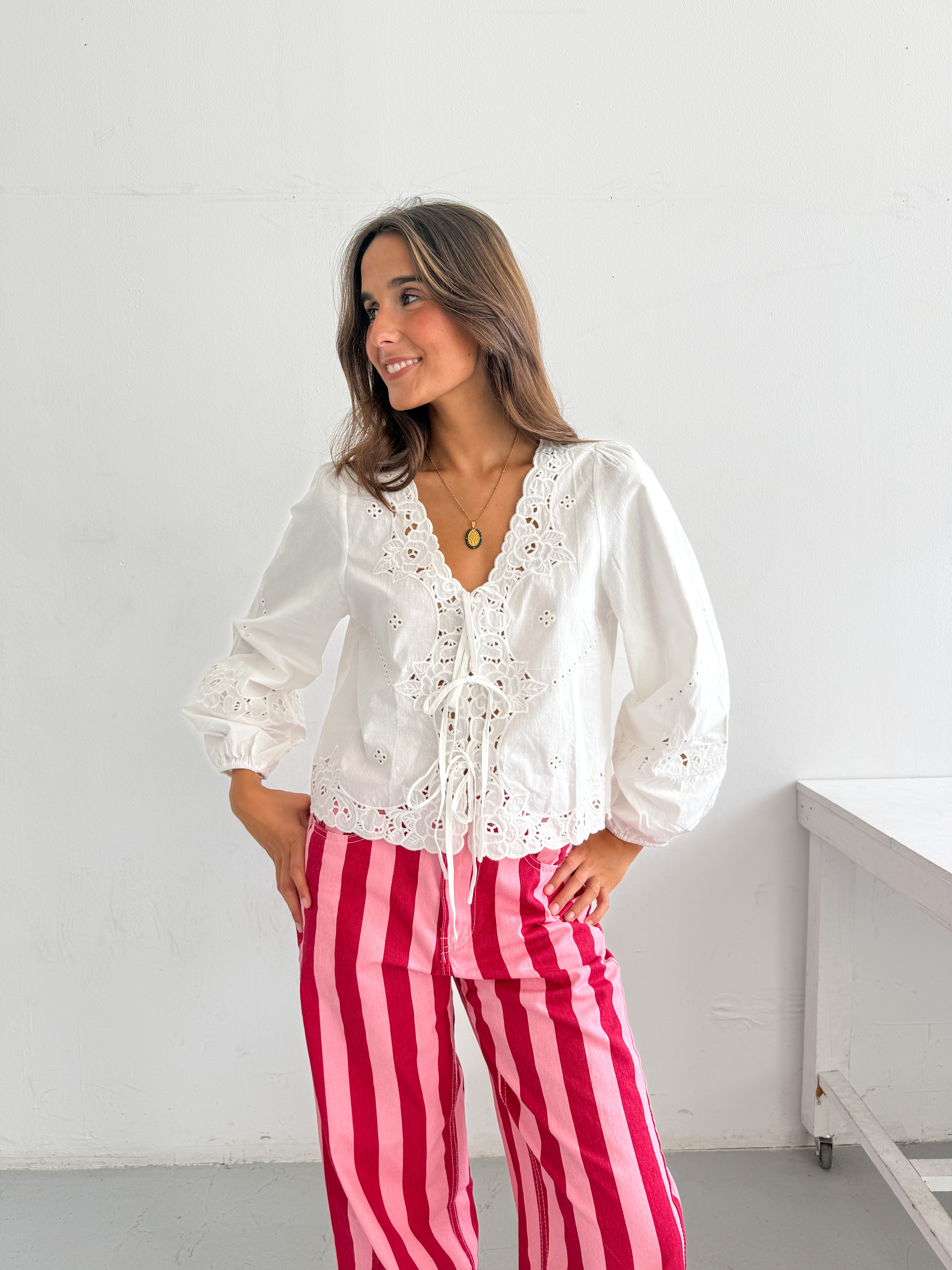 WHITE EMBROIDERY BLOUSE